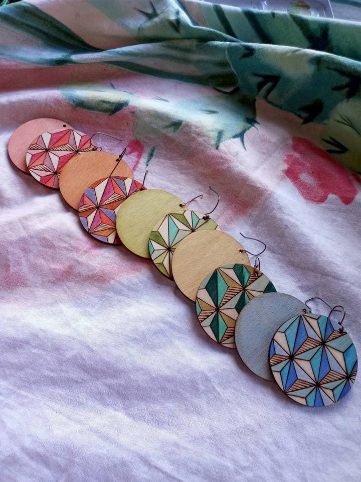 Prismatische oorbel - Bold Summer Edit - Houten sieraden voor wholesale door CGDesigns