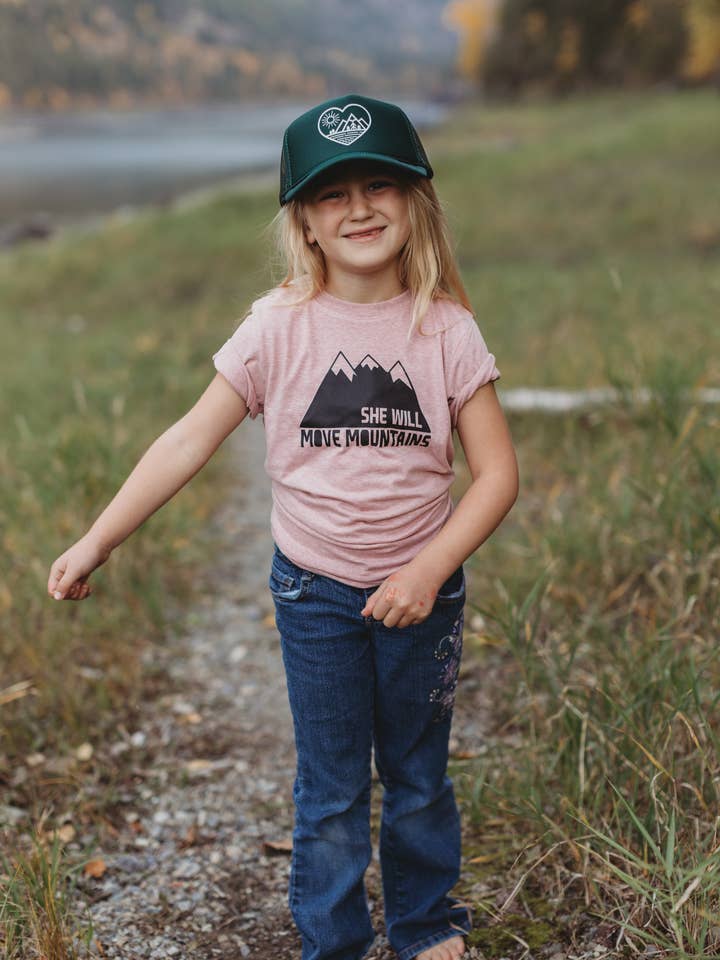 Maglietta per Bambini "Lei Muoverà le Montagne" per la vendita all'ingrosso da parte di Made of Mountains