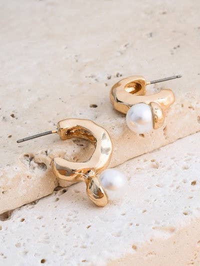 MINI HAMMERED HOOP WITH PEARL EARRINGS | 51E2021190 for wholesale by JOSSLYN by wall to wall