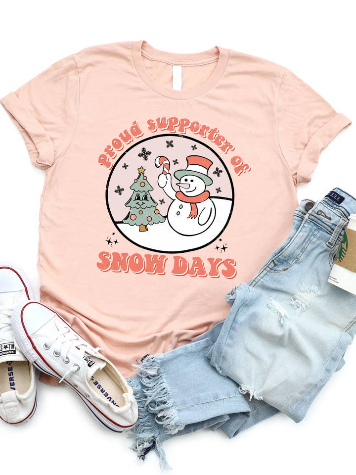 T-shirt met print van Proud Supporter Of Snow Days voor wholesale door Tickled Teal