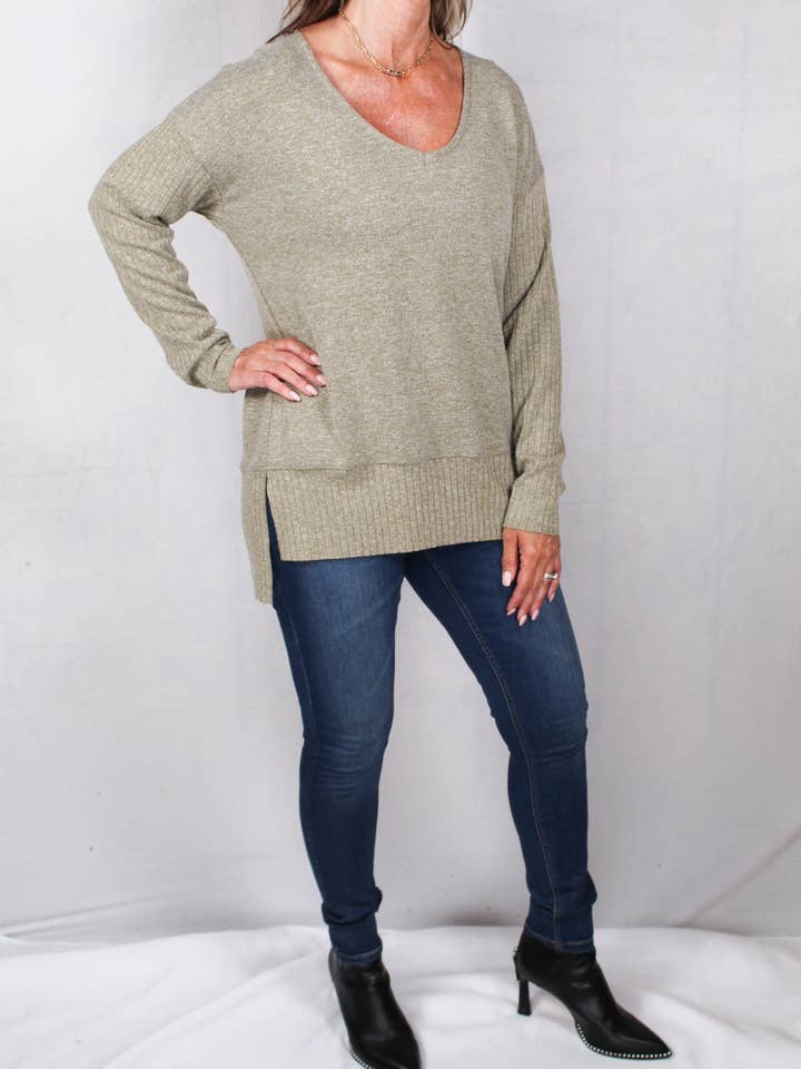 FK60039-O - Olijfgroen - Mix ribbreisel met V-hals A739 voor wholesale door K & C Clothing, Inc.