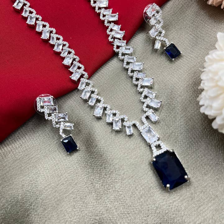 Conjunto de Colar e Brincos com Diamantes CZ com Acabamento em Ródio por atacado de Vastrabhushan