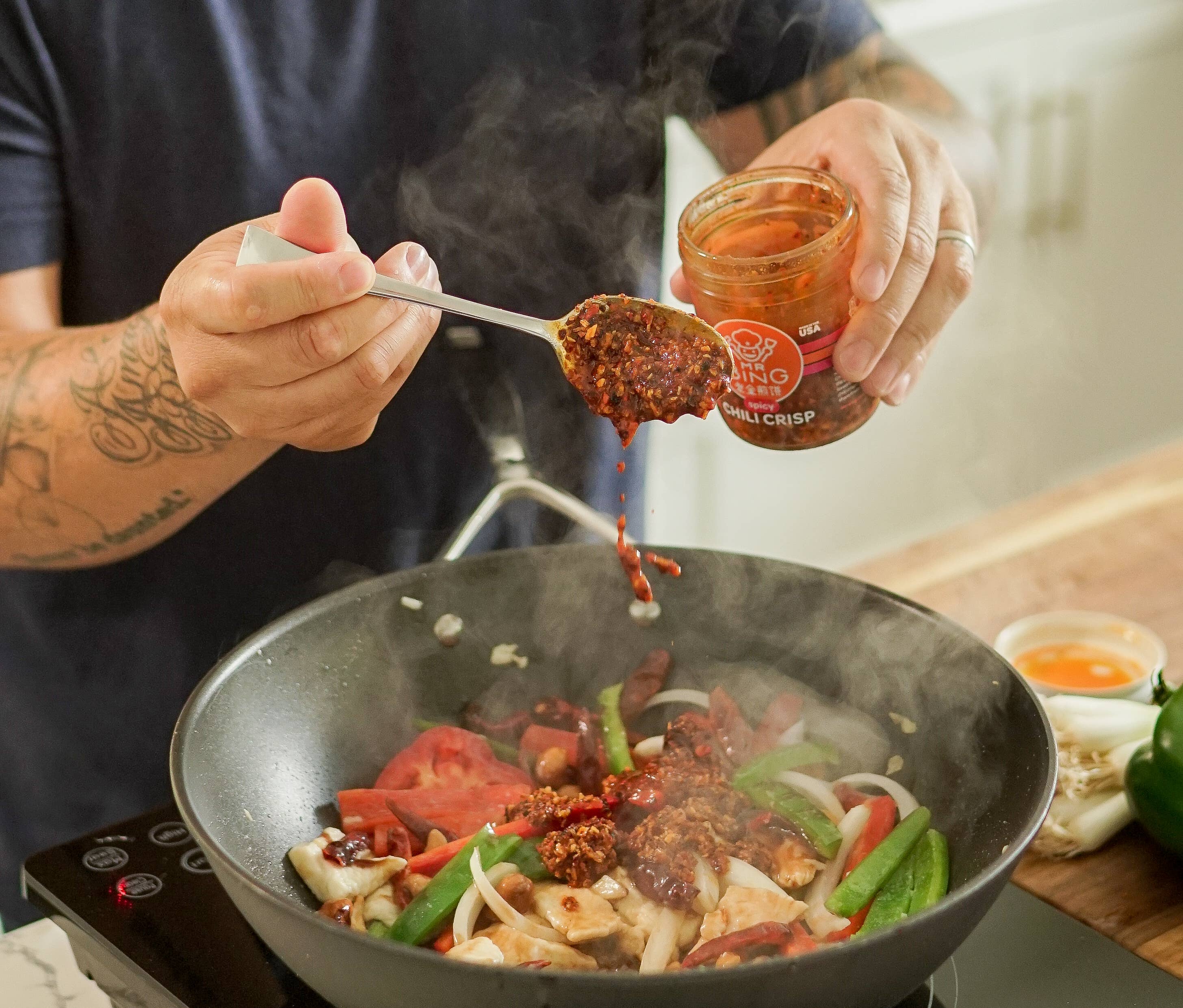 MR BING FOODS - Vente Pâtes de piment - Croustillant au chili épicé Mr Bing, 12/4 oz1