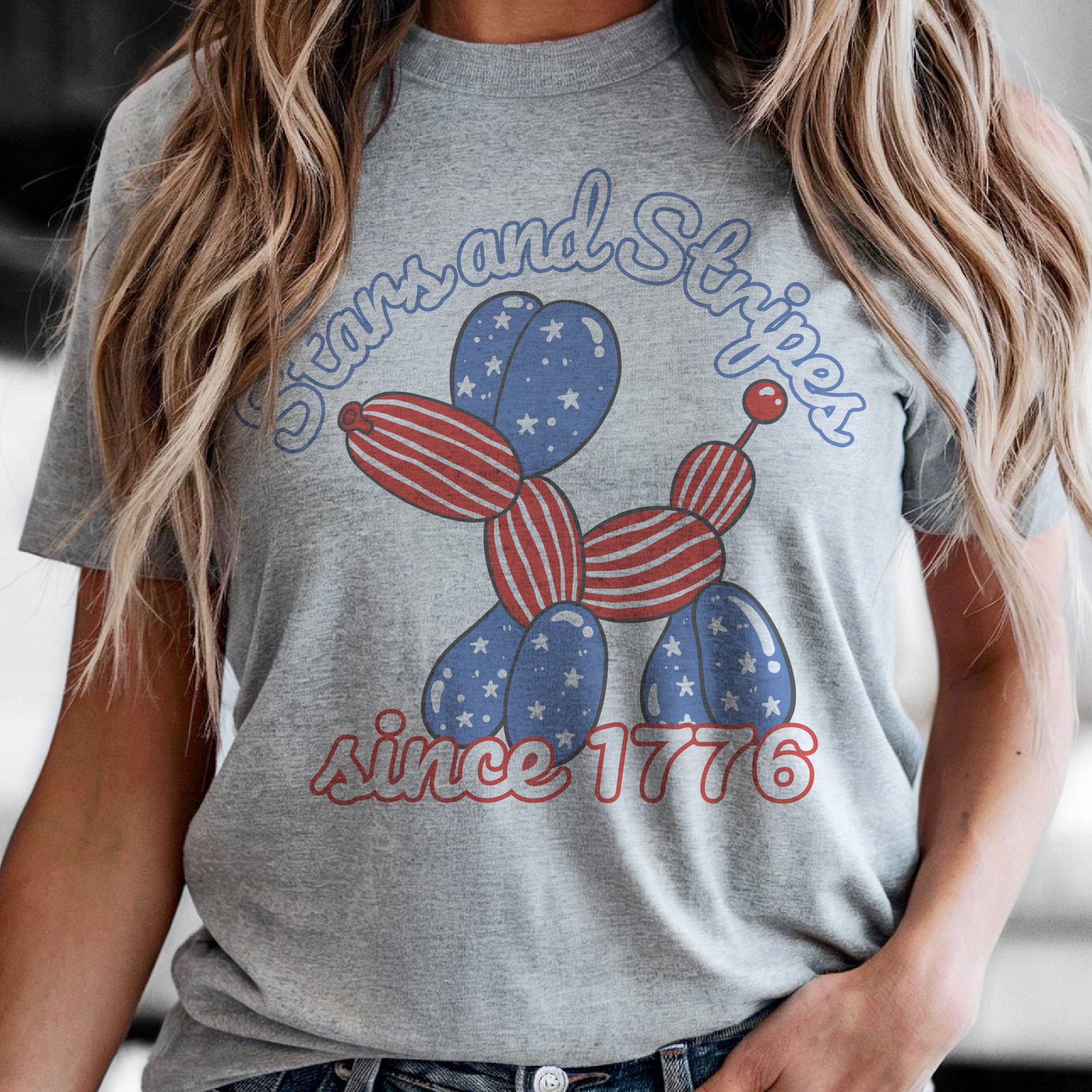 Par.tees by Party On! – Engroshandel Grafisk t-shirt - Dame – USA Stars and Stripes Ballonhund 4. juli Grafisk T-shirt2