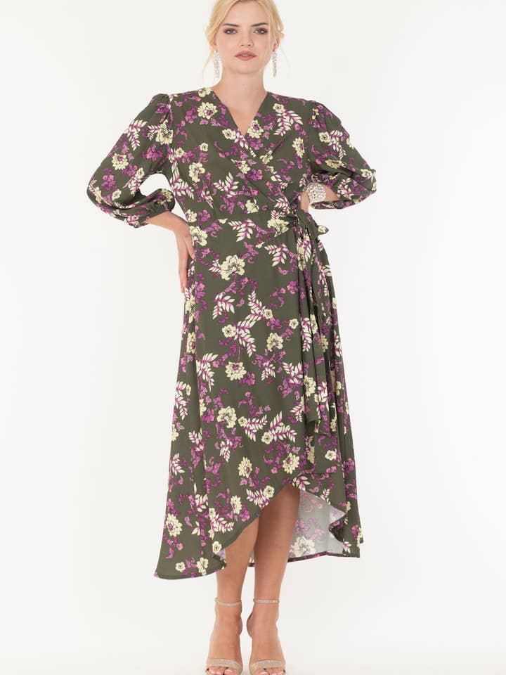 Lang slå-om-kjole med blomsterprint for engroshandel hos More By Siste's