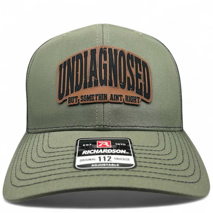Boné Engraçado com Frase: Não Diagnosticado, Mas Algo Não Está Certo - Boné de Saúde Mental, Piada, Meme, Presente Sarcástico para Ele e Ela por atacado de Brave Mind Hat Co