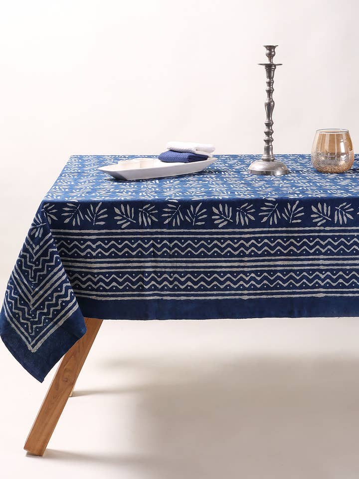Indigo blauwe bladprint katoenen tafelkleed met zigzagrand voor wholesale door Artsy Home