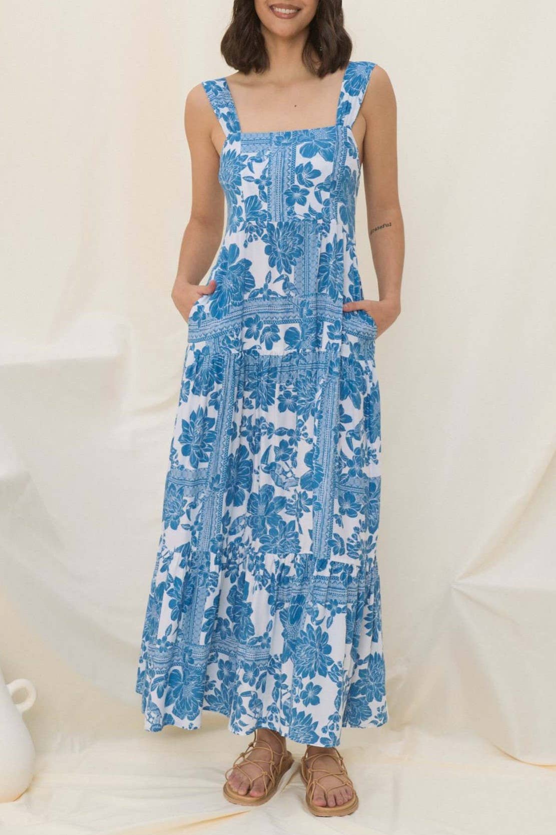 Rosa Clothing - Vente Robe – femme - Robe midi évasée à volants florale bleu bohème avec nœud à l'arrière7