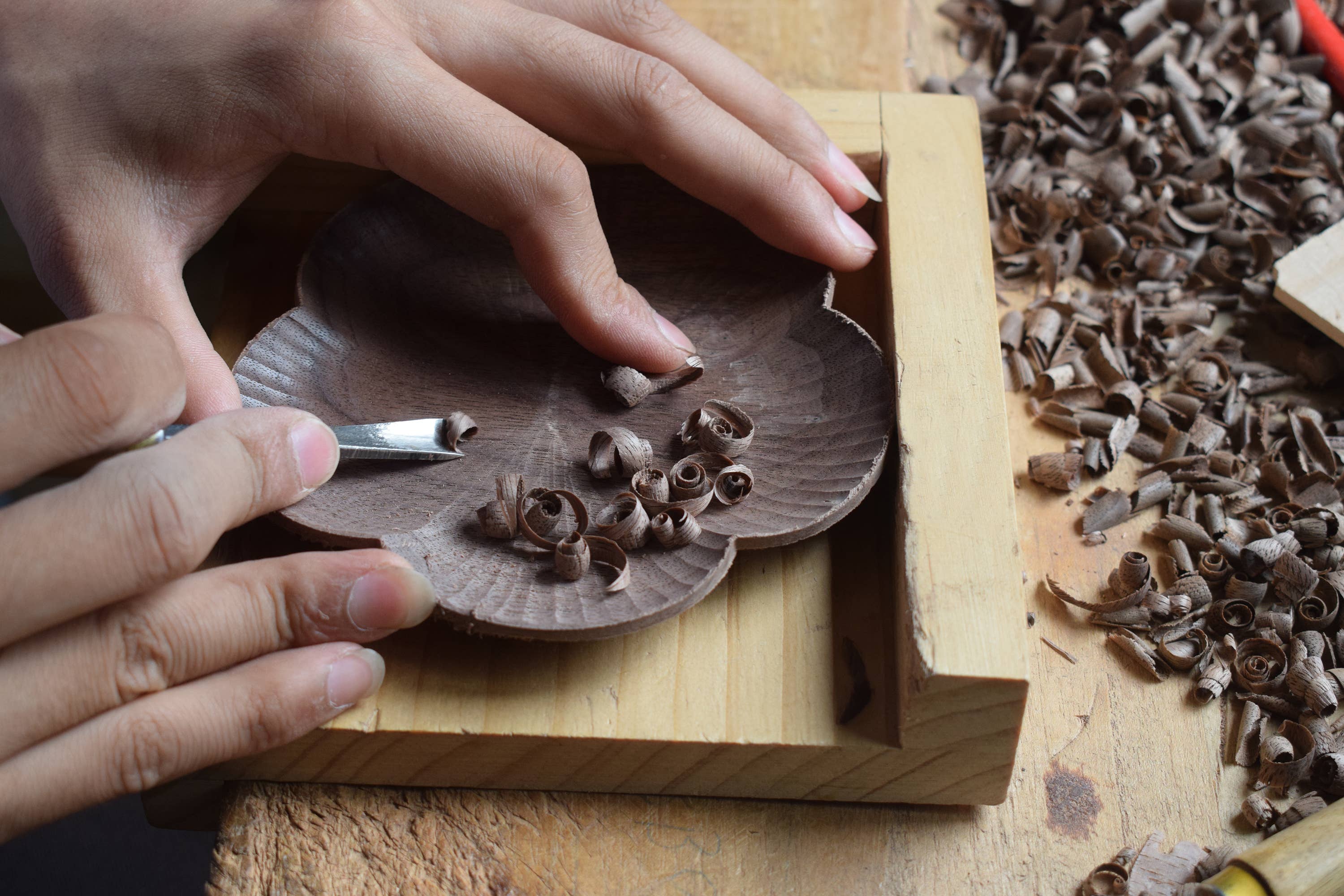 Senser Woodcraft – Engroshandel Pyntebakke – Sort valnød Håndskåret blomsterplade9