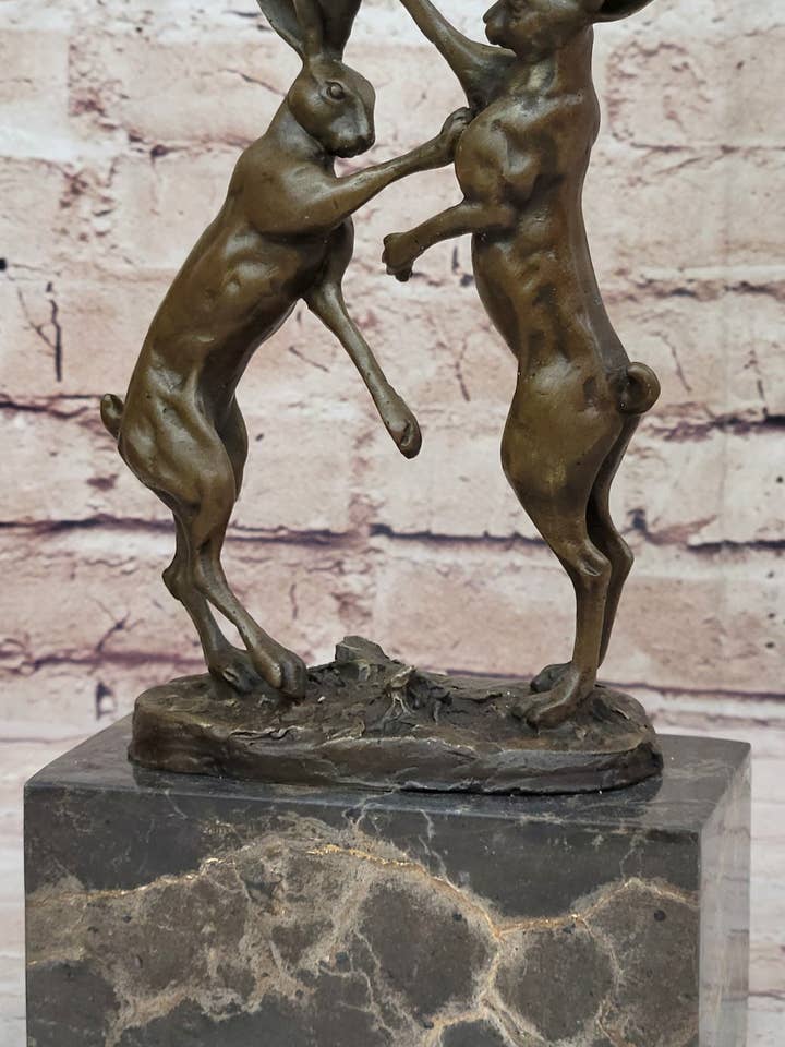 Boksende harer kaniner kaninunger varm støbt bronze figur skulptur statue af Milo for engroshandel hos Bronzhaus