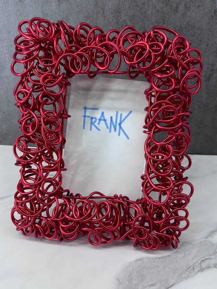Cadre photo en fil métallique « Loops » (fenêtre de 5 « x 7") couleur rouge pour la vente par Frank Steil San Francisco