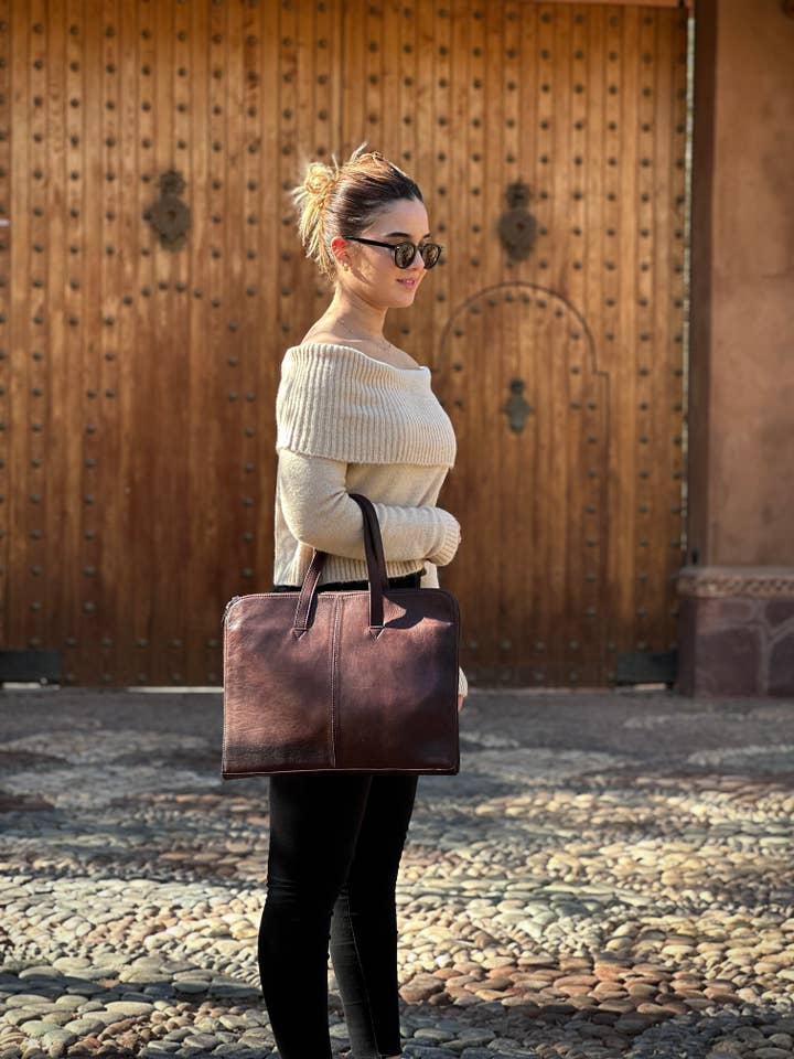 Messenger-taske i ægte læder med tophåndtag | Brun dokumentmappe for engroshandel hos Berberwoolrug