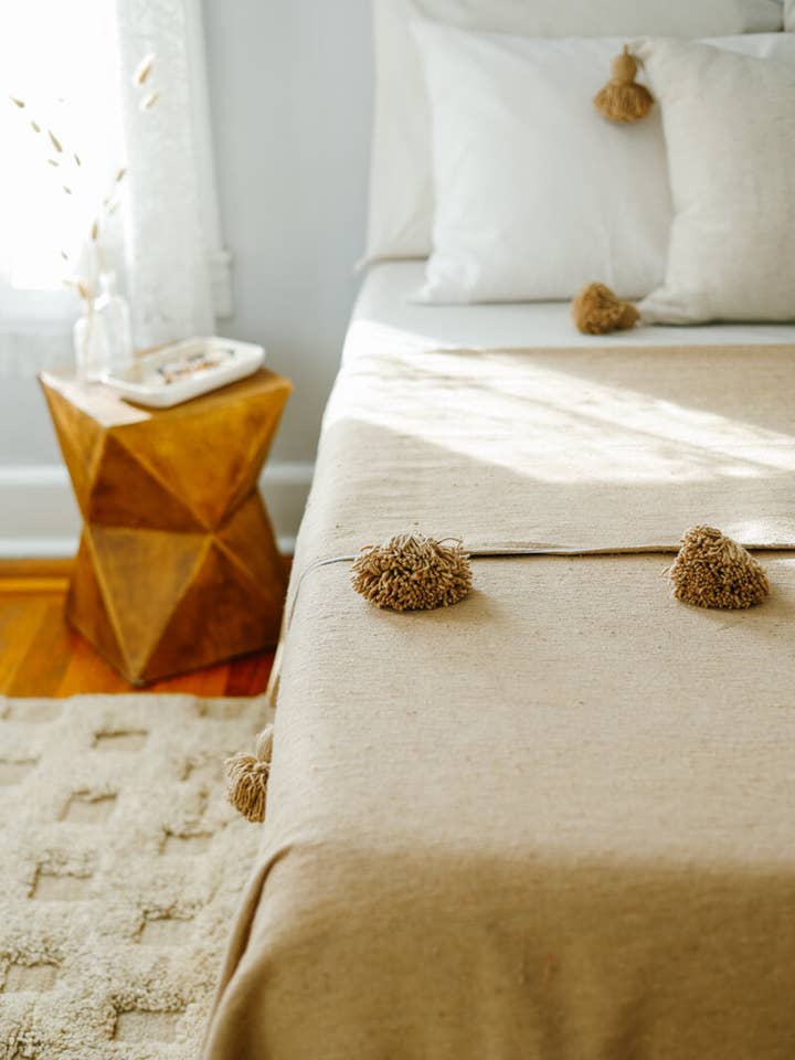 Couverture à pompons marocaine beige - 100 % coton tissé à la main pour la vente par Ouive