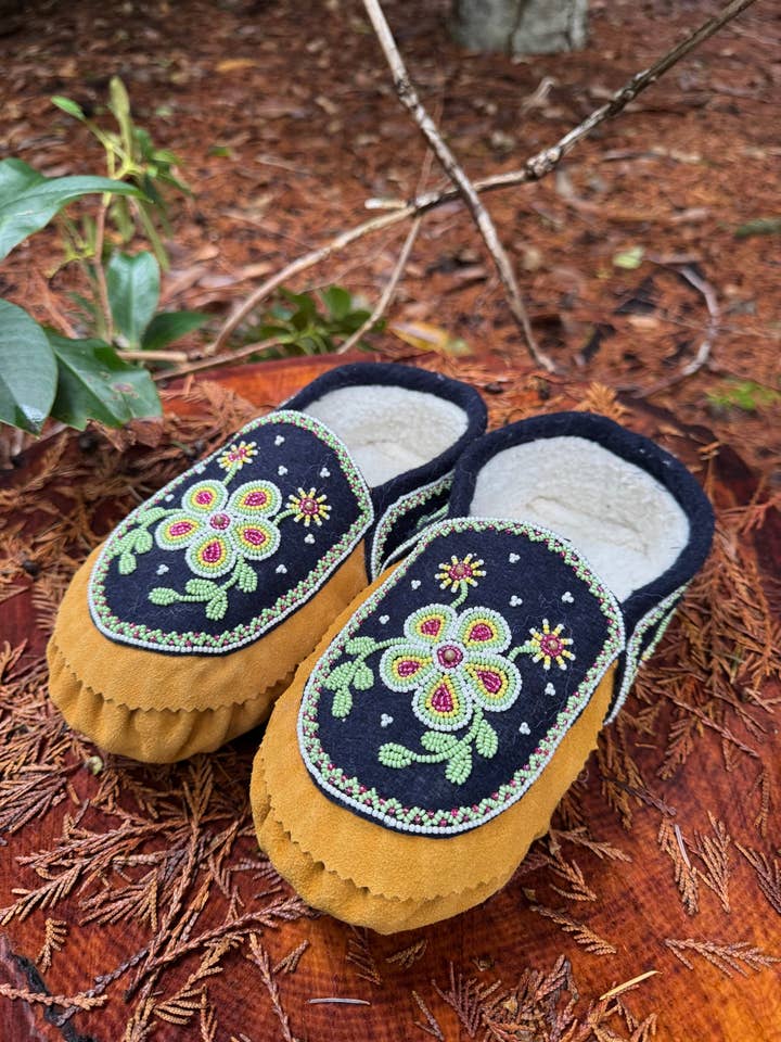 OnlyViking - Wholesale Slippers - Unisex - Womens Beaded Moccasins Handmade Authentic Leather Green Indoor Wear