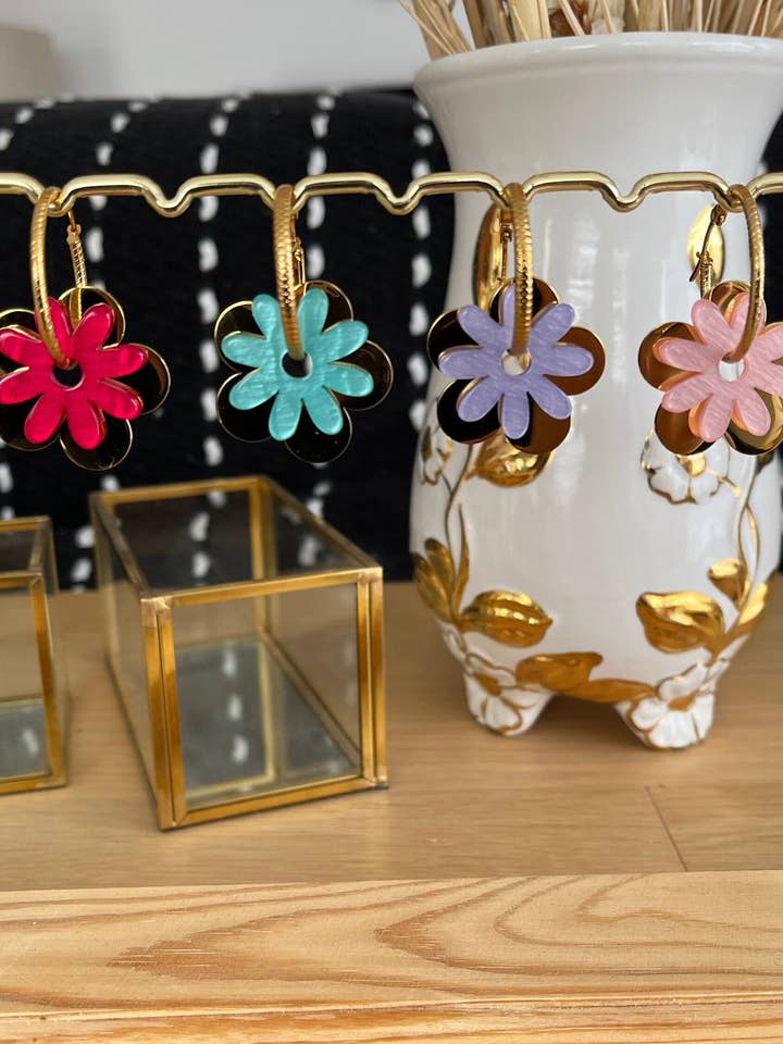 Créoles BETTY - acier inoxydable et fleur acrylique pour la vente par Innaya