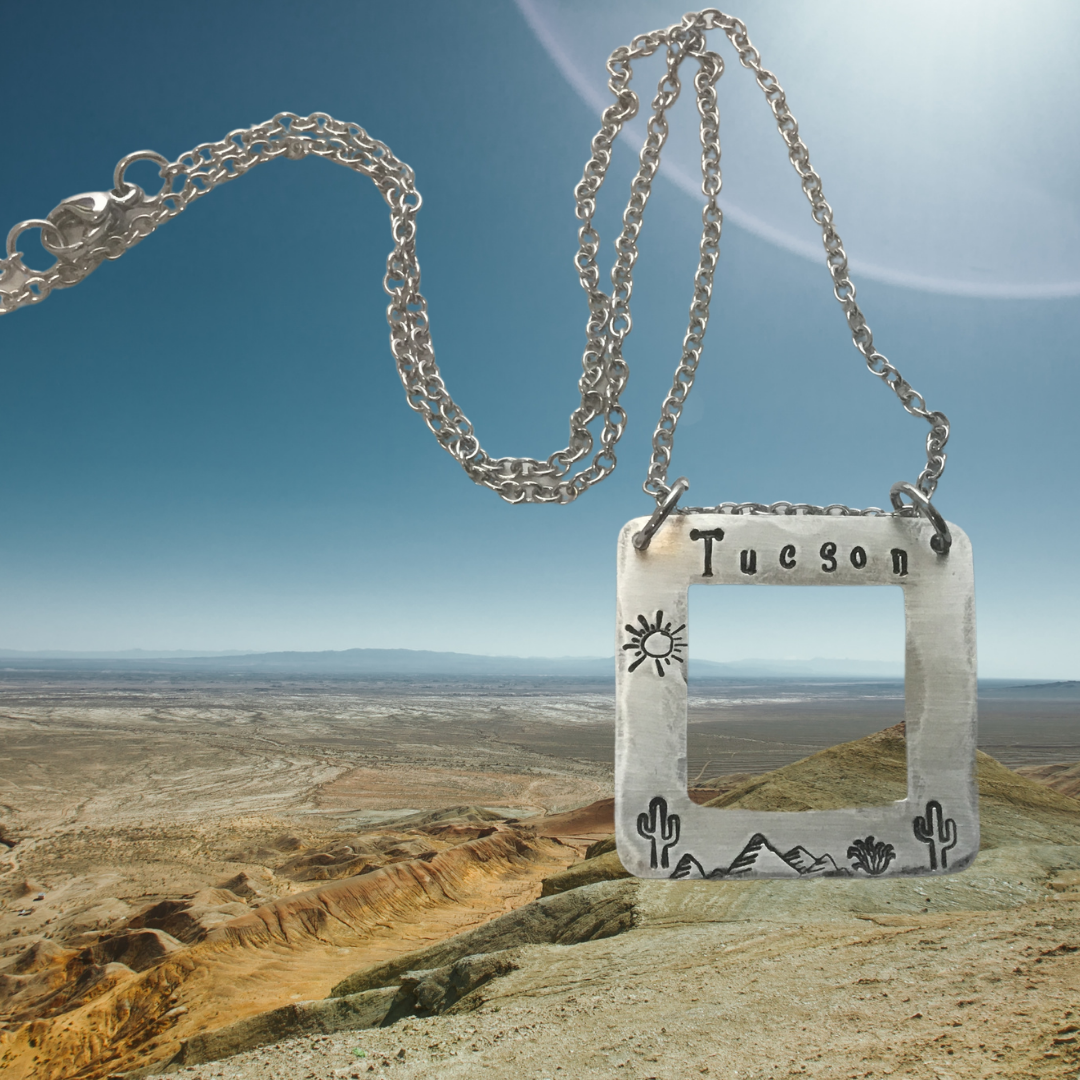 Jamie Haley Designs - Vente Colliers à pendentif - Collier « Window to Your Town » personnalisable en couleur argent4