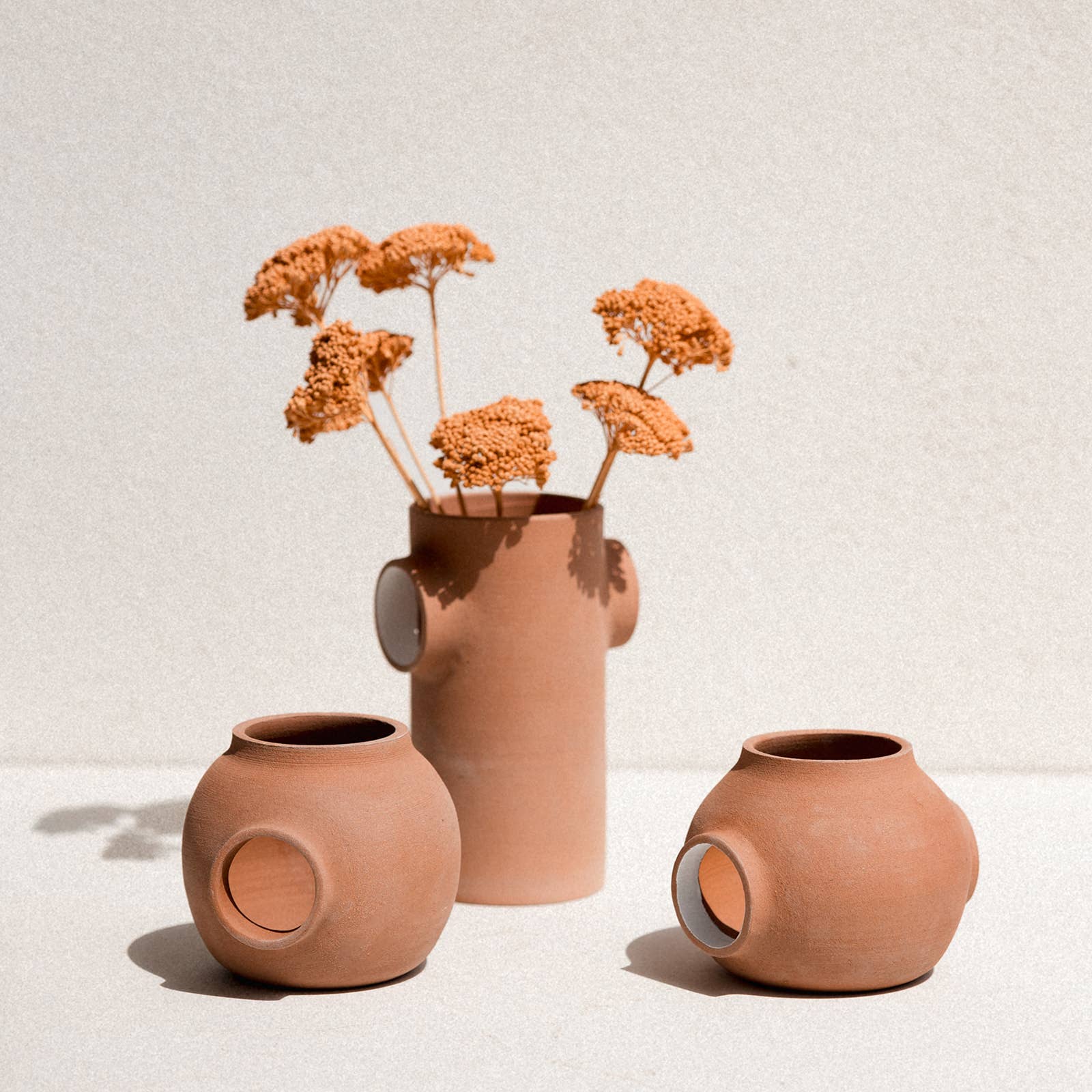 Claycraft - Wholesale Vaas - Handgemaakte minimalistische open terracotta keramische vaas9