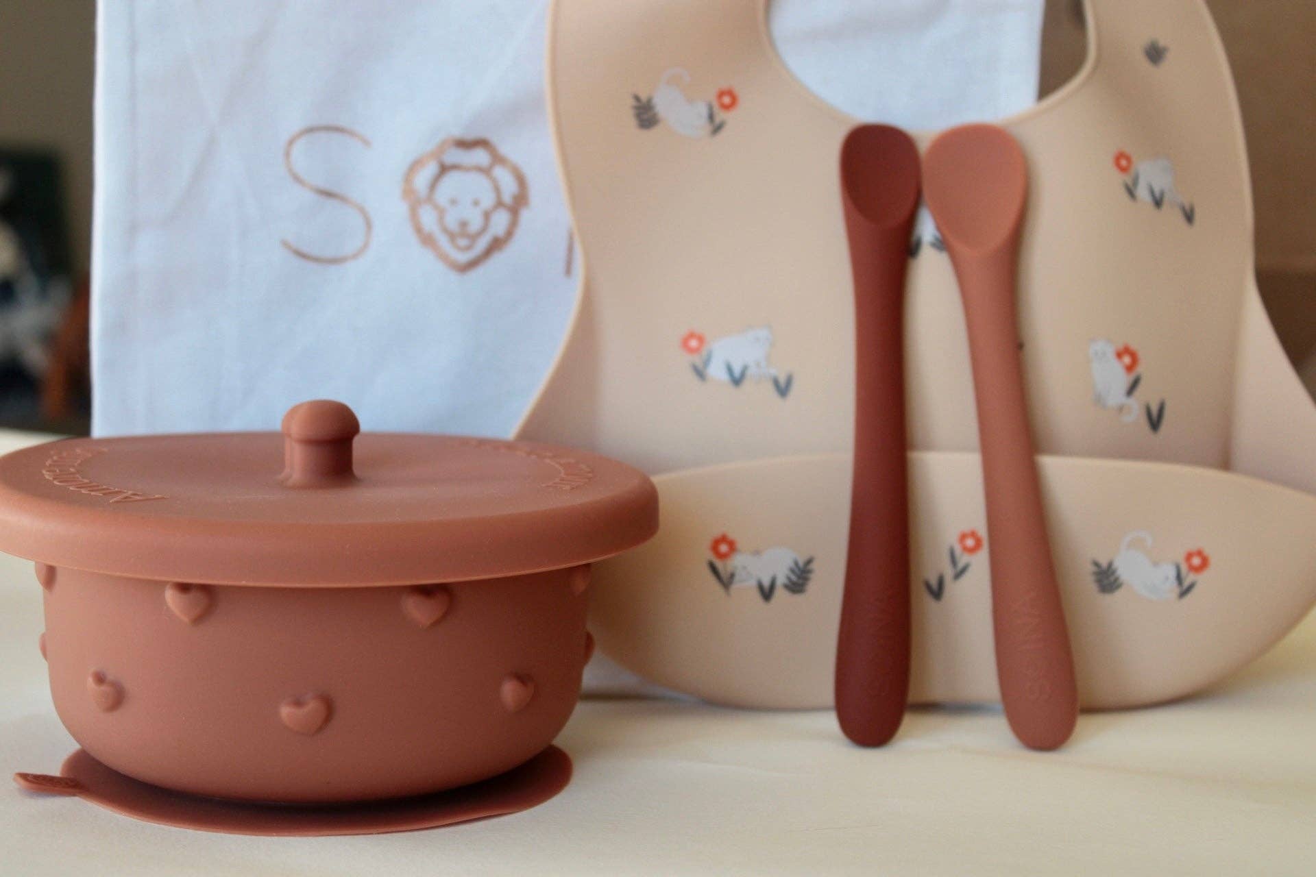 Soina – Engroshandel Ammekjole - Graviditet og barsel – Soina babymad sæt (hagesmæk, afvænningsske, Ina skål - kamel/kastanje)1