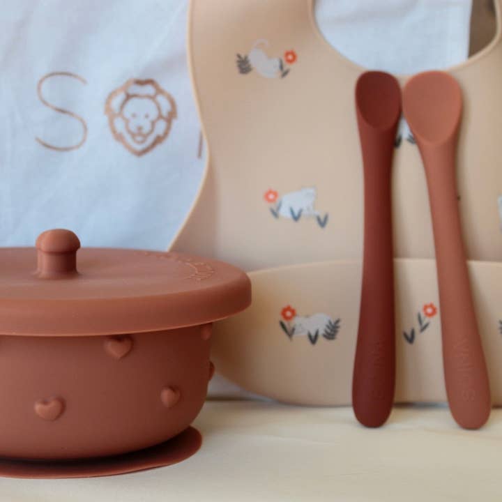 Soina – Engroshandel Ammekjole - Graviditet og barsel – Soina babymad sæt (hagesmæk, afvænningsske, Ina skål - kamel/kastanje)1