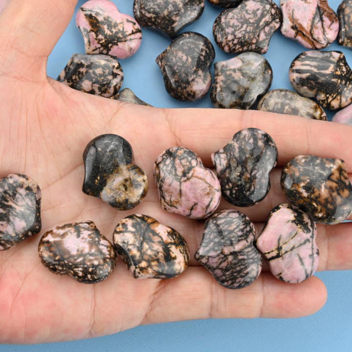 Pierre précieuse en forme de cœur gonflé sculptée en rhodonite naturelle de 25 x 20 mm pour la vente par ilovebeadsusa