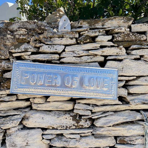 DECORATION POWER OF LOVE - hammered aluminum plate for wholesale by Flora Jane Paris