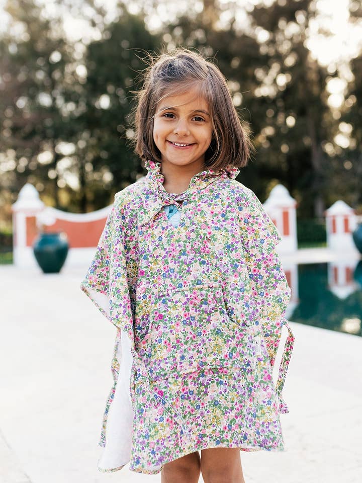 Poncho med blomsterprint for engroshandel hos BOW Swimwear