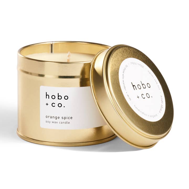 Candela di soia profumata Christmas Orange Spice in latta dorata grande per la vendita all'ingrosso da parte di hobo + co. candles