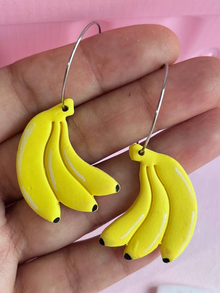 Créoles en forme de banane pour la vente par Ailene’s Jewelry Bakery