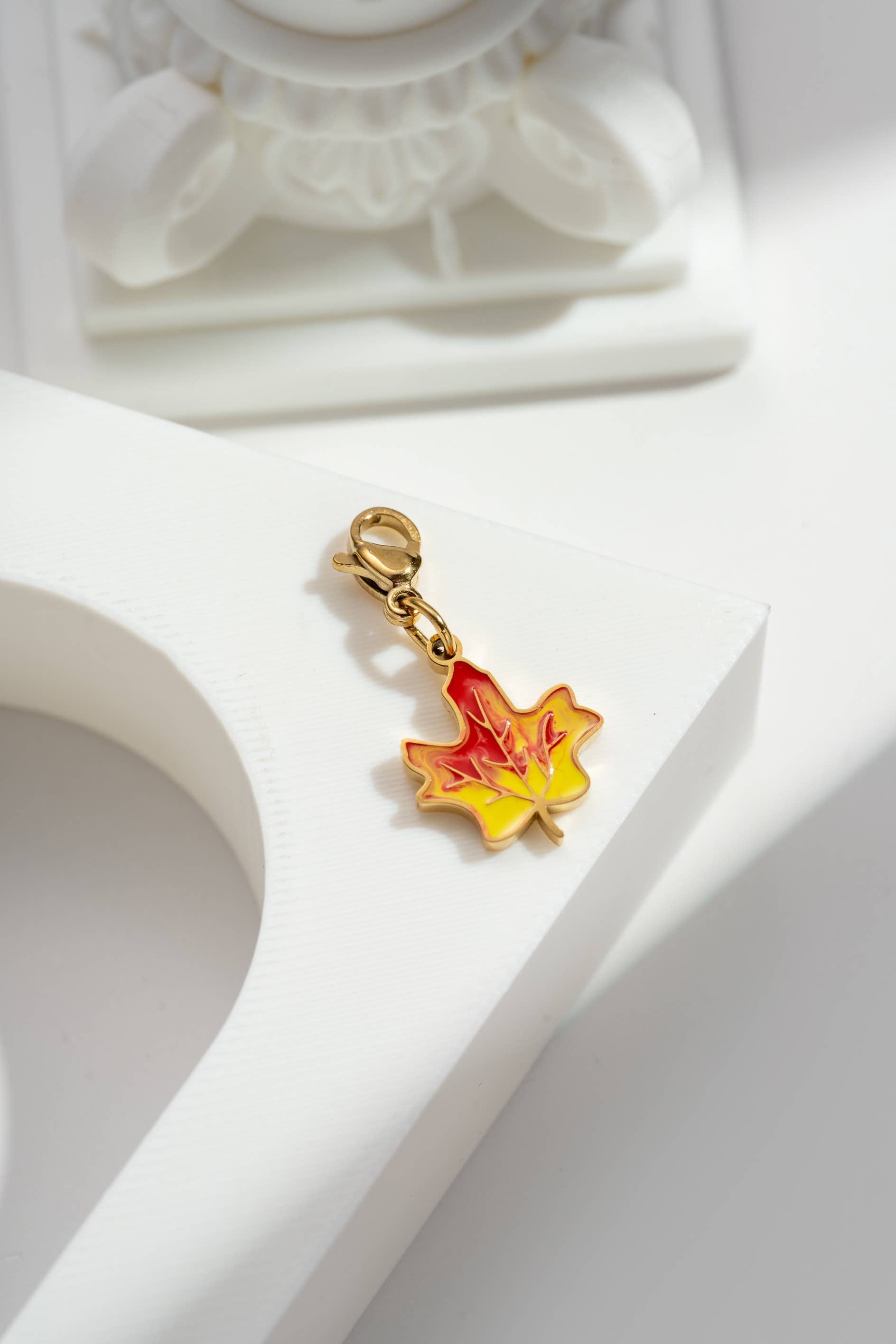 COSMOS – Pendente/pingente individual por atacado – Charm folha de bordo dourada, outonal, viva, elegante0