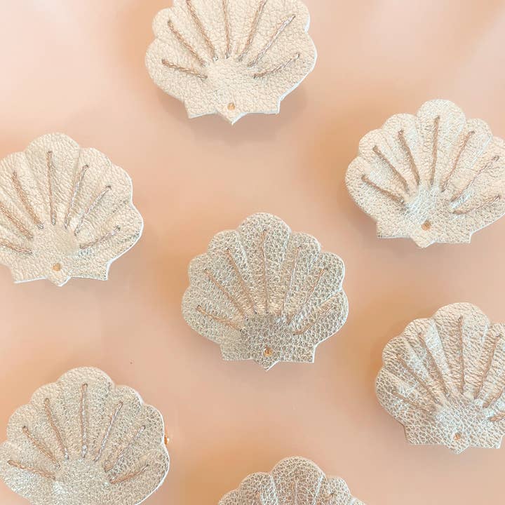 du vent dans mes valises - Wholesale Broche - Handgemaakte broche schelpenvorm van gerecycled leer0