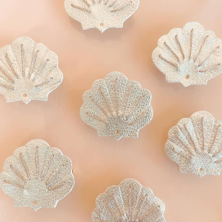 du vent dans mes valises - Wholesale Brooch - Pearly shell embroidered brooch, the scallop