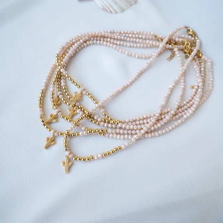 OE! – Colar com missangas/pérolas por atacado – LUCE - Colar gargantilha com missangas de vidro rosa, cacto e corrente dourada.6