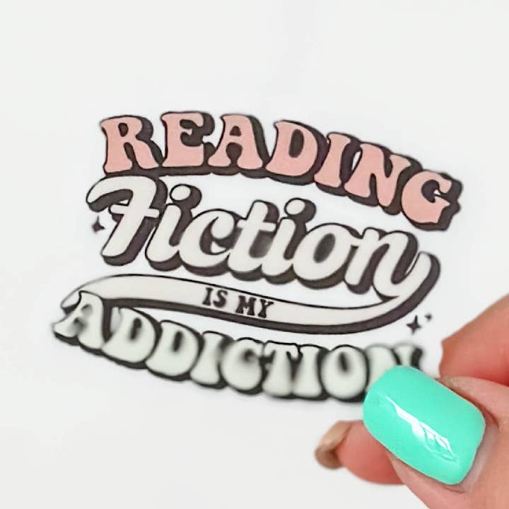 AUTOCOLLANT LMSS® - Je suis accro à la lecture de fictions pour la vente par Little Mama Shirt Shop