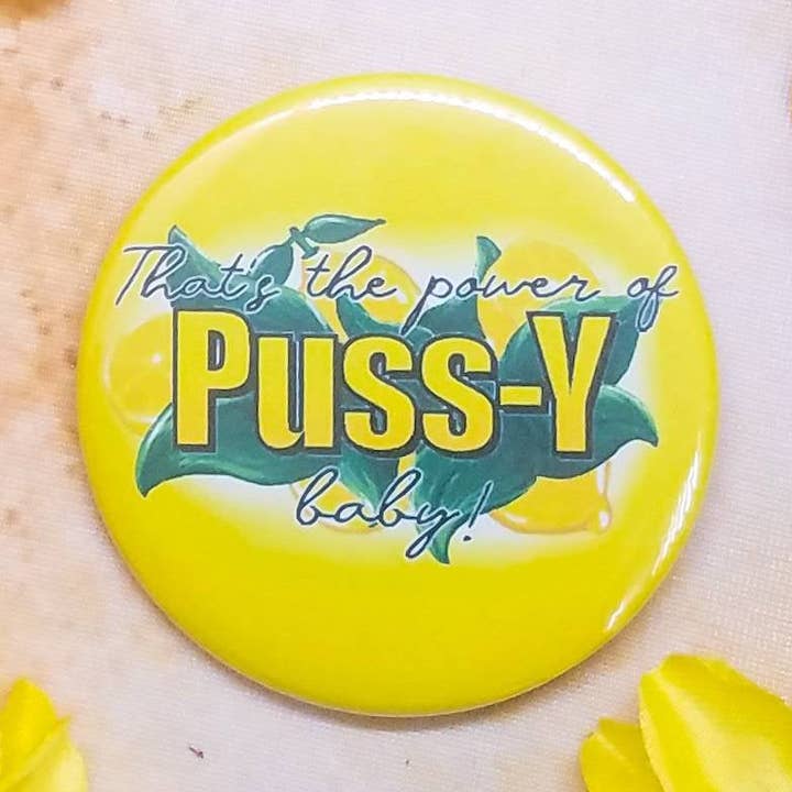 Miroir magnétique P*ssy Power Button, cercle de 2,25 pouces pour la vente par Claire Doolittle Illustration