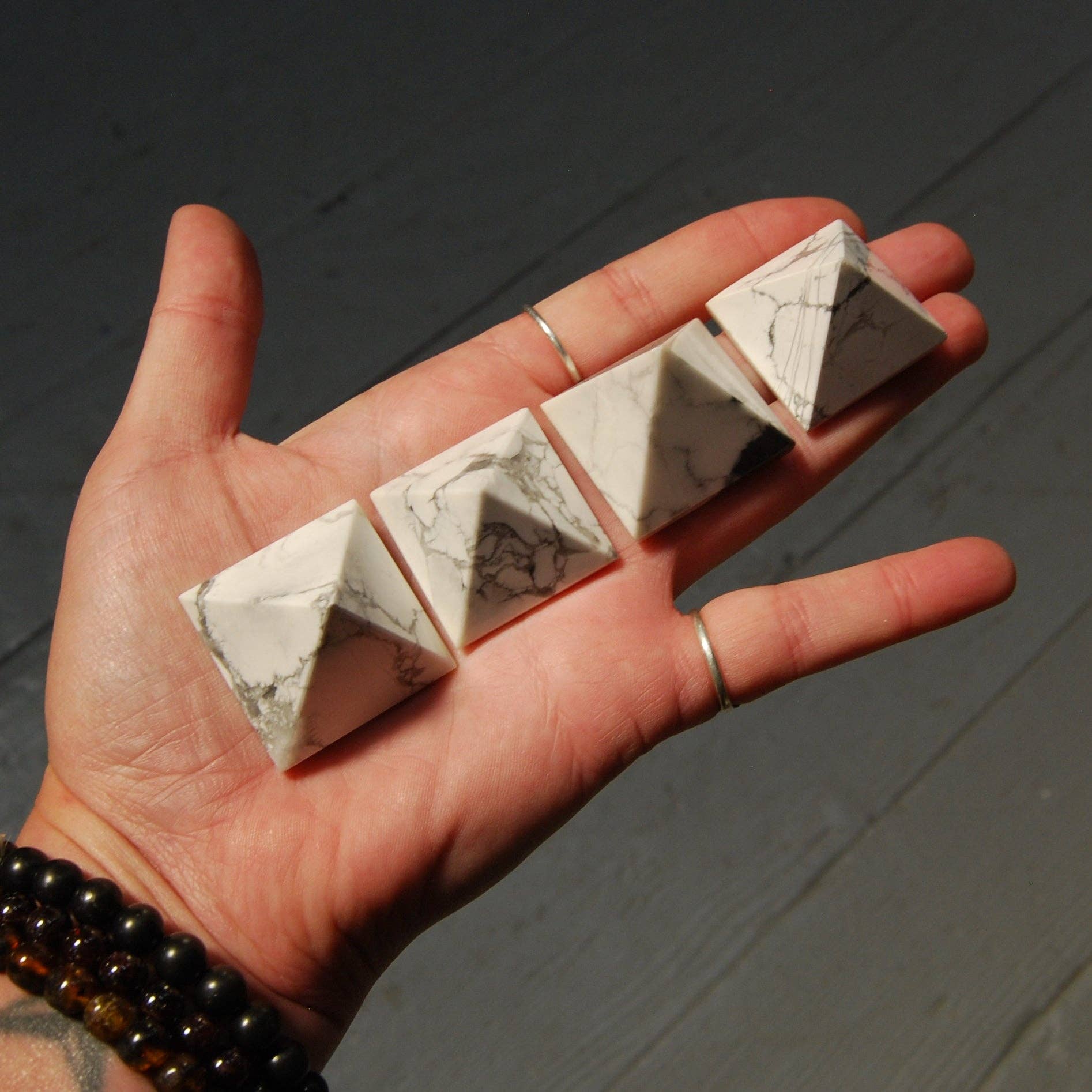 Caspar Curiosities – wholesale Andlig sten/kristall – Howlite kristallpyramid, 25mm till 30mm3