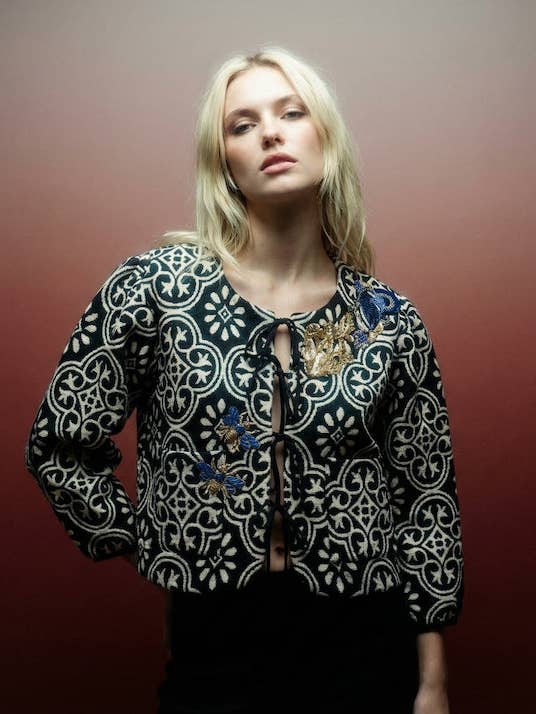 Dauphine svart jacka med geometriskt mönster och broderi för wholesale av Sandhya Garg