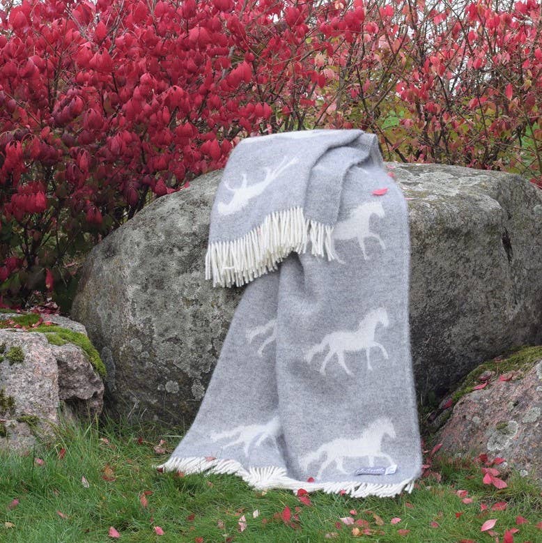 JJ Textile - Wholesale Throw Blanket - Horse Soft Grey Pure Wool Throw3
