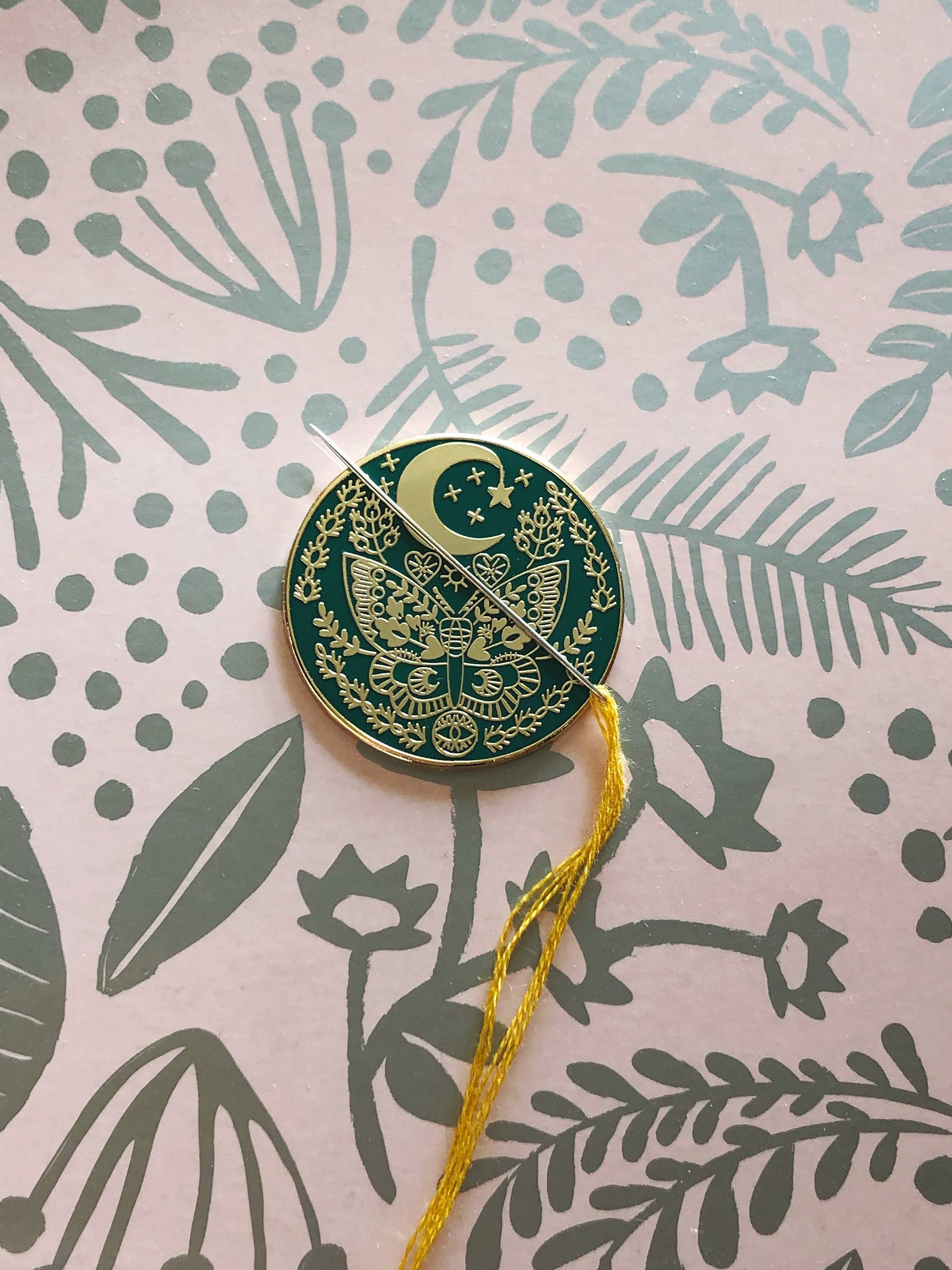 Rikrack - Vendita all'ingrosso Spilla da bavero - Fermaglio per ago Luna Moth in smalto2