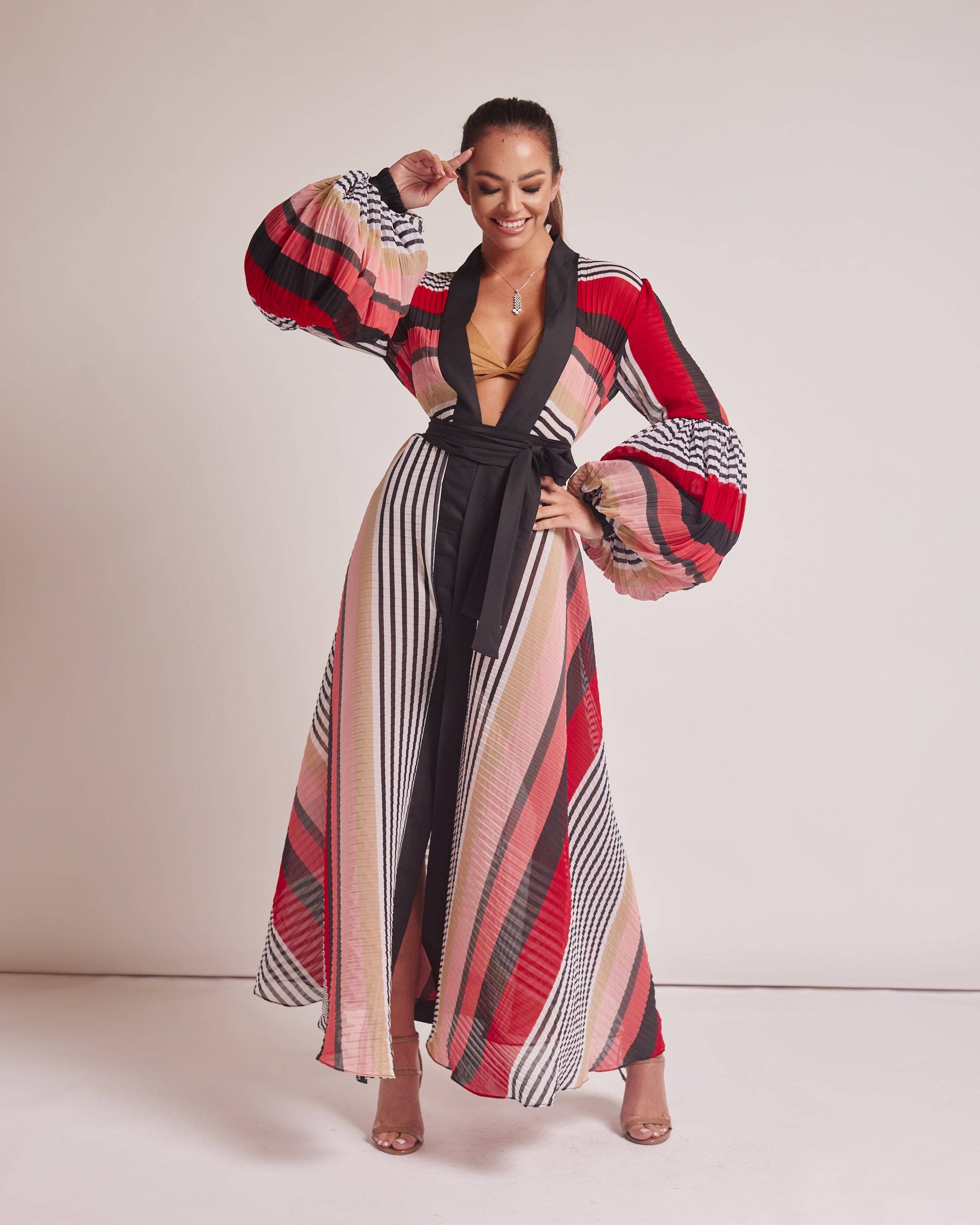 Rojo con estampado de líneas geométricas Kimono rojo con estampado de líneas geométricas de venta al por mayor en Faire1