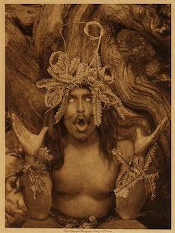 Hamatsa som kommer ut ur skogen av Edward Curtis - Vykort för wholesale av Flashback Shop