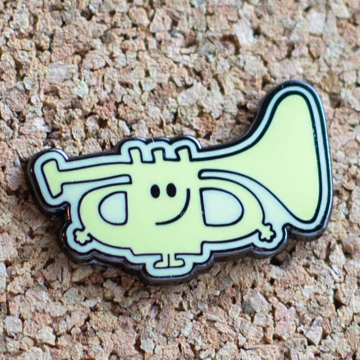 Spilla in smalto "Taylor la Tromba" per la vendita all'ingrosso da parte di Musically Minted