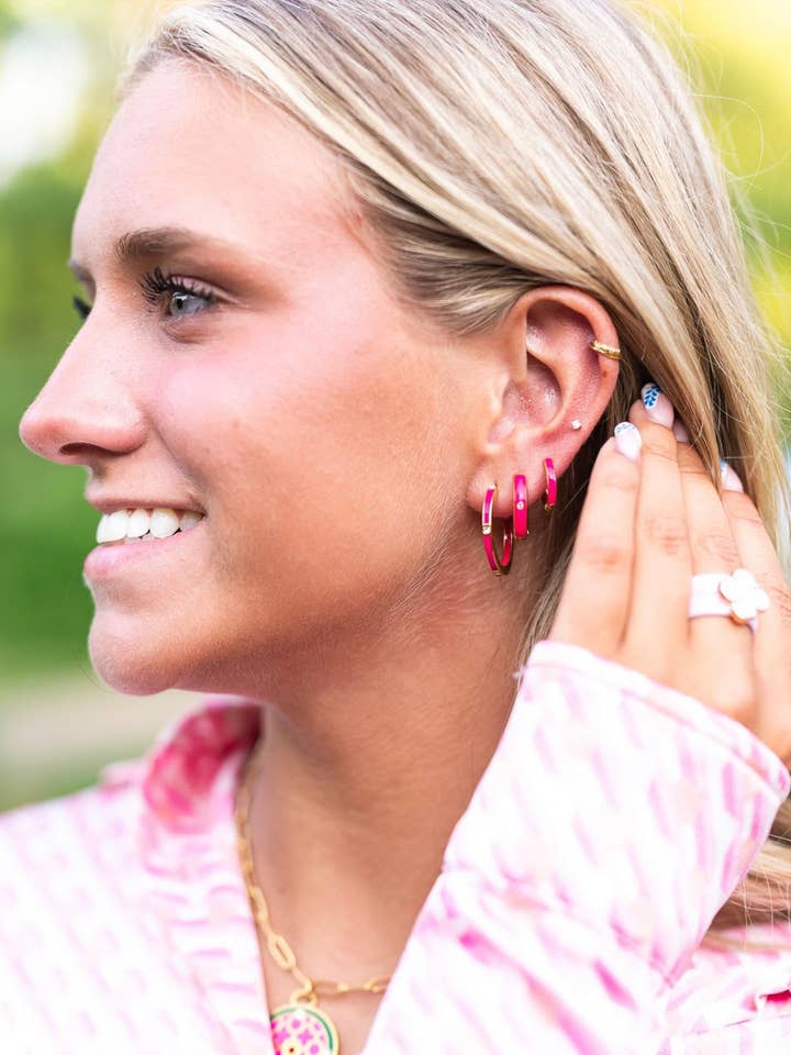 Boucles d'oreilles créoles Huggie en émail miniatures pour la vente par AMD COLLECTIVE