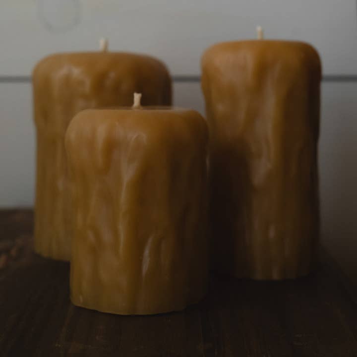 Folklore Artisan Beeswax & Home Fragrance - Vente Bougies piliers - Histoires de la collection de piliers artisanaux en cire d'abeille ancienne0