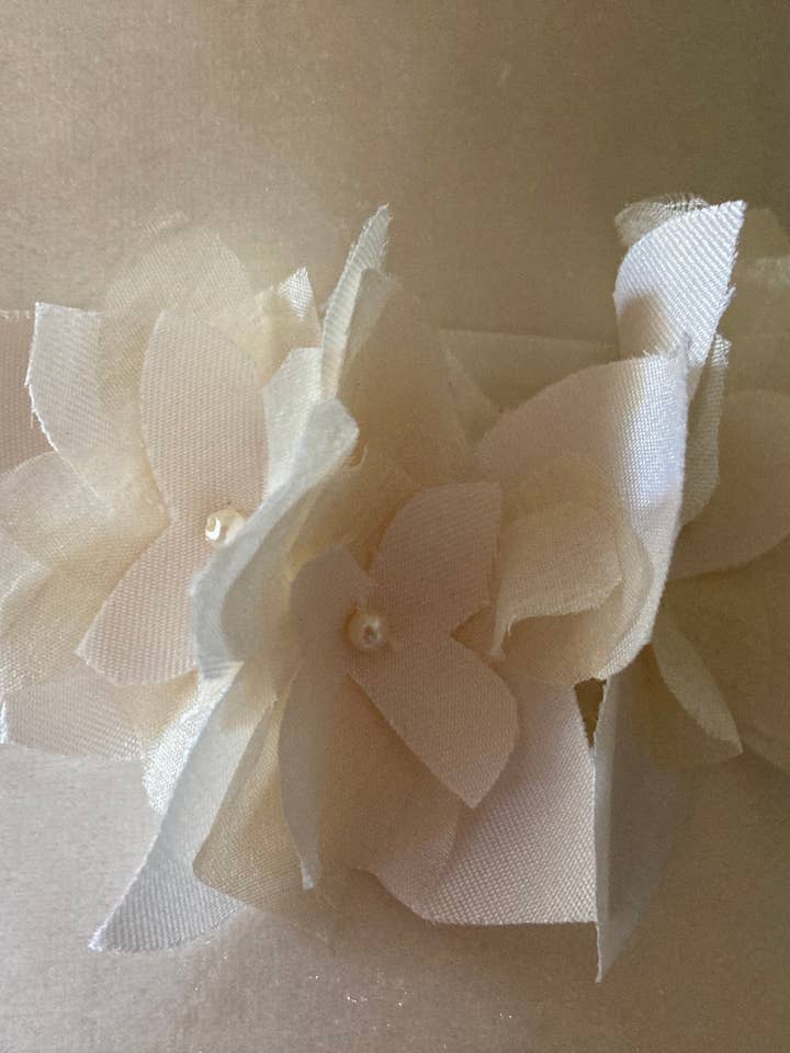 Cinta de boda con flores de seda hechas a mano, satén con acabado perlado para venta al por mayor de Rose Red Bridal