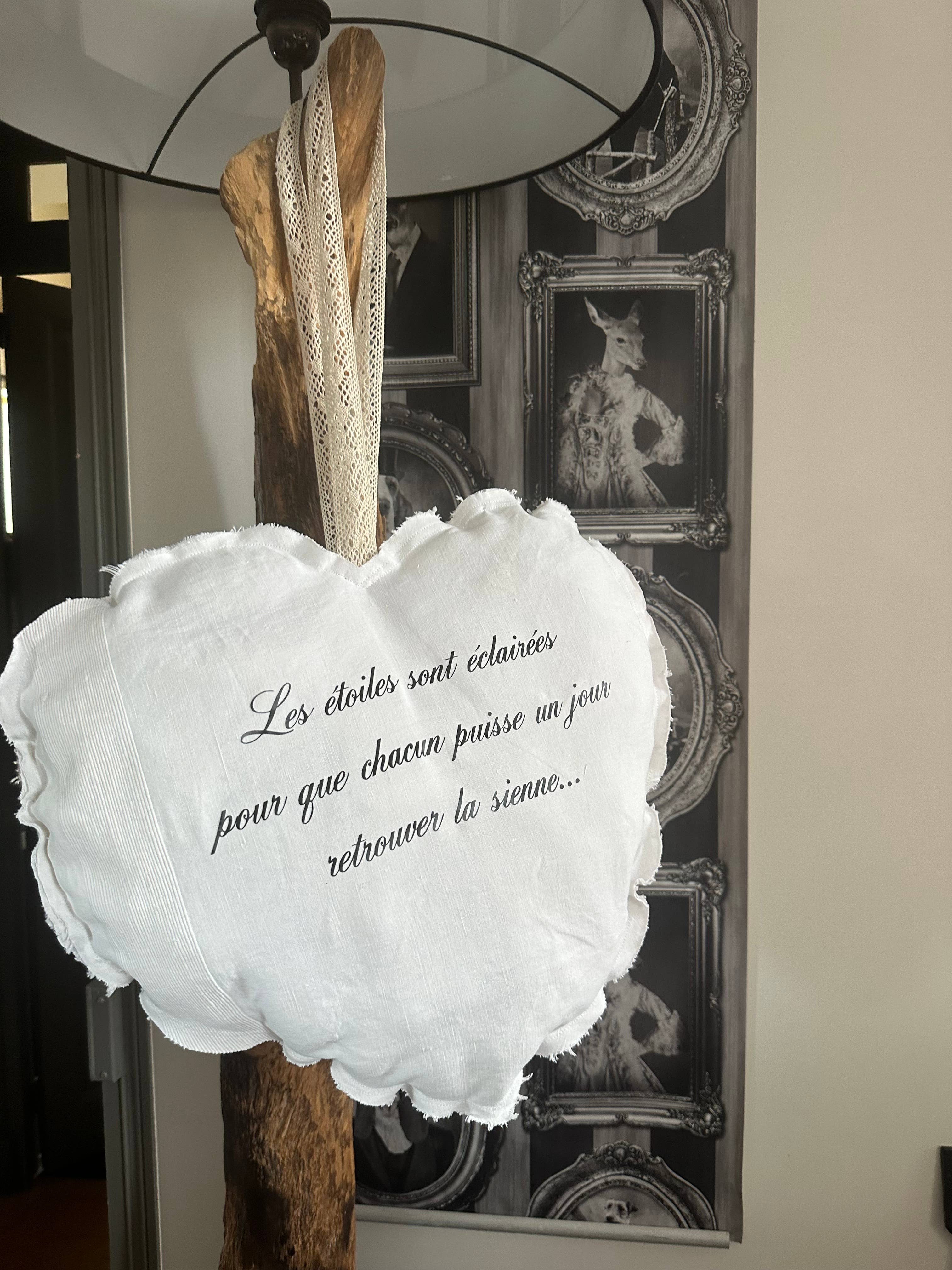 La marquisette - Venta al por mayor Adornos - Corazón luminoso para colgar en lino antiguo con cita3