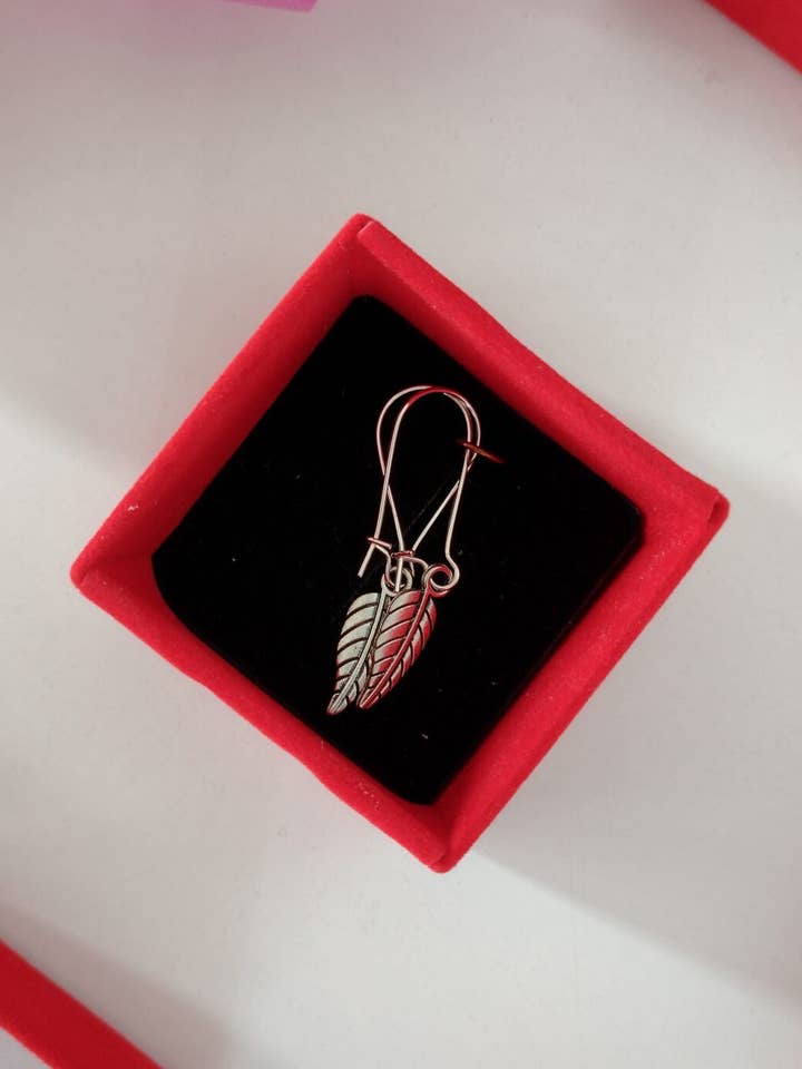 SILVER BLAD DINGLA ÖRHÄNGEN för wholesale av Minnirella