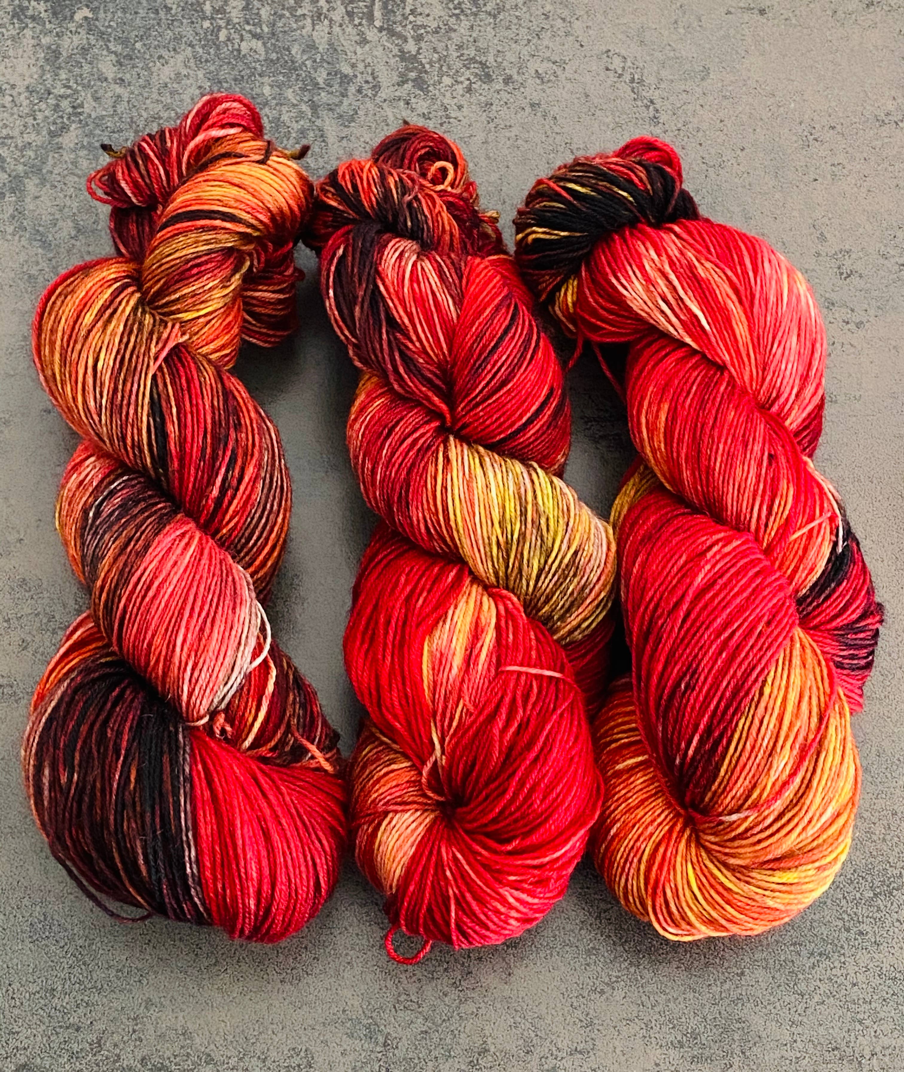 Die Wollwichtel - Vendita all'ingrosso Lana - Filato lana 100 g colorazione «lava del Vesuvio» per maglia e uncinetto2