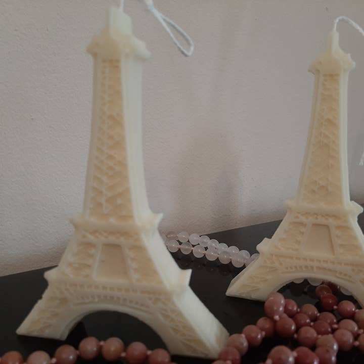 Nadia Vicente – Großhandel Geschenkkerze – Eiffelturm-Kerze aus Sojawachs mit floraler Duftnote3