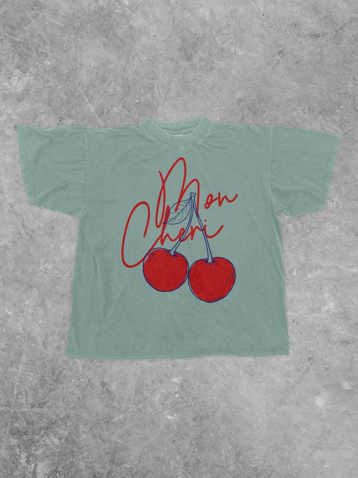 The Clandestine Underground – Engroshandel T-shirt med print - Dame – Mon Cheri, Cherries Boxy Bomulds-T-shirt1