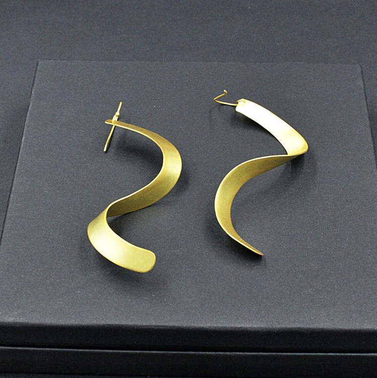 LA MAR – Brincos de argola por atacado – Brincos CINTA folheados a ouro - Design com caráter5